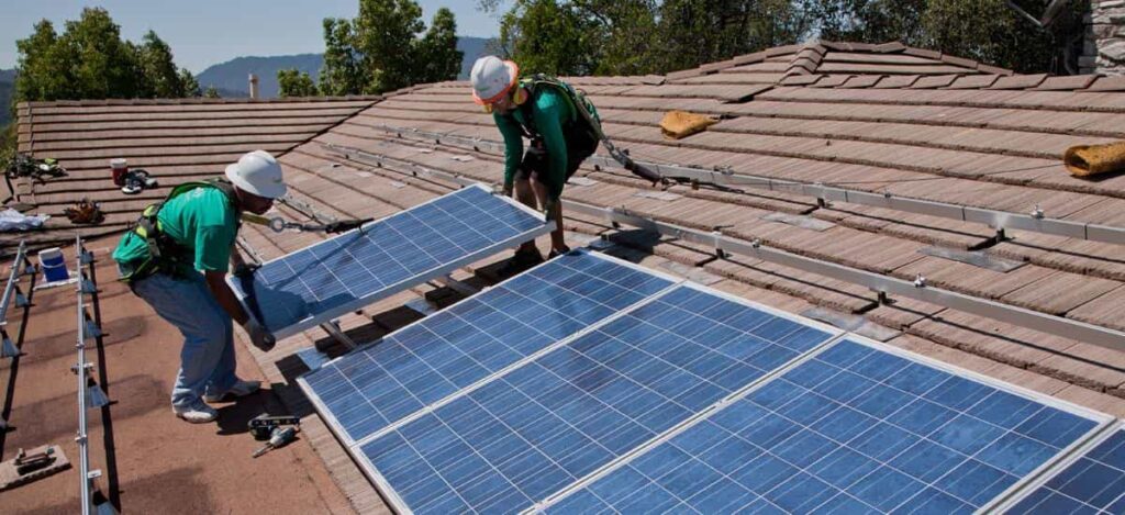 installing solar roofing